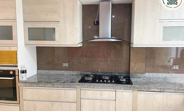 SOLÍS VENDE CASA DE 4 PISOS CON PISCINA EN BAÑOS DEL INCA