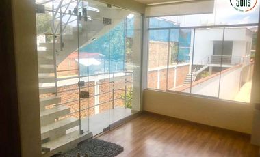 SOLÍS VENDE CASA DE 4 PISOS CON PISCINA EN BAÑOS DEL INCA