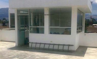 SOLÍS VENDE CASA DE 4 PISOS CON PISCINA EN BAÑOS DEL INCA