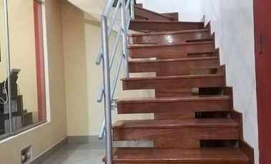 SOLÍS VENDE CASA DE 4 PISOS CON PISCINA EN BAÑOS DEL INCA