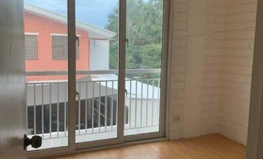 2-bedroom house available in Liloan, conveniently close to the market. Enjoy modern amenities, a secure environment, and a spacious garage in this com