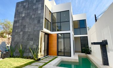 MODERNA CASA CON ALBERCA EN PRIVADA