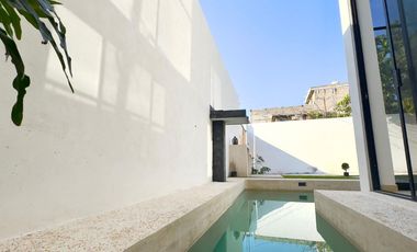 MODERNA CASA CON ALBERCA EN PRIVADA