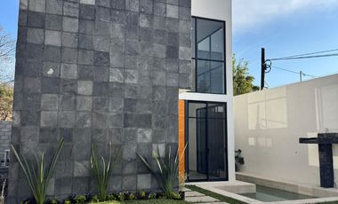 MODERNA CASA CON ALBERCA EN PRIVADA