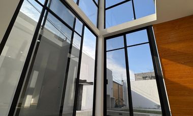 MODERNA CASA CON ALBERCA EN PRIVADA