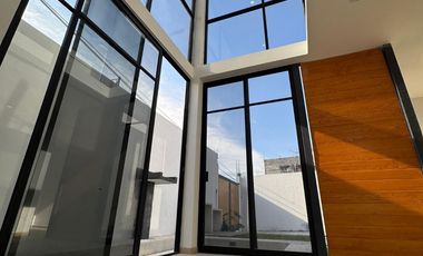 MODERNA CASA CON ALBERCA EN PRIVADA