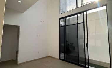 MODERNA CASA CON ALBERCA EN PRIVADA