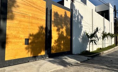 MODERNA CASA CON ALBERCA EN PRIVADA