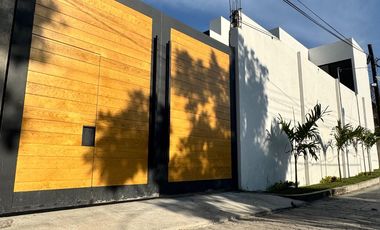 MODERNA CASA CON ALBERCA EN PRIVADA