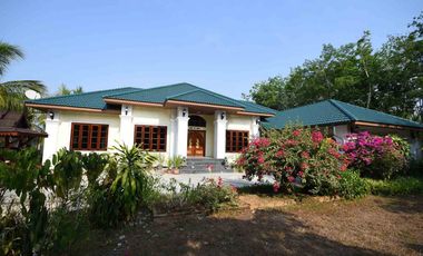 Four-Bedroom Villa Estate on 4.5 Rai Grounds