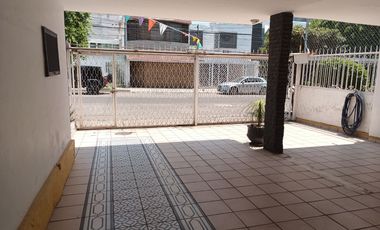 Casa en Venta Esquina en Jardines del Bosque con Excelente Ubicación