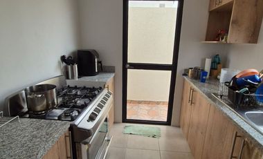 Casa Amoblada en Alquiler en Urbanización Los Prados, 3 Habitaciones, 3 Baños, Patio, Parqueo, Piscina, Seguridad, Samborondon.