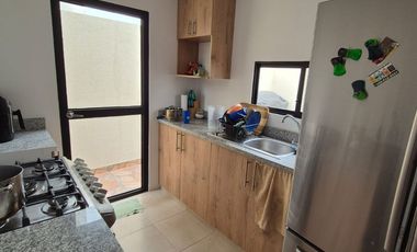 Casa Amoblada en Alquiler en Urbanización Los Prados, 3 Habitaciones, 3 Baños, Patio, Parqueo, Piscina, Seguridad, Samborondon.