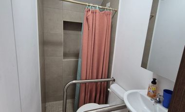 Casa Amoblada en Alquiler en Urbanización Los Prados, 3 Habitaciones, 3 Baños, Patio, Parqueo, Piscina, Seguridad, Samborondon.