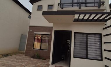 Casa Amoblada en Alquiler en Urbanización Los Prados, 3 Habitaciones, 3 Baños, Patio, Parqueo, Piscina, Seguridad, Samborondon.