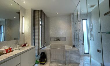 House for sale Parc Priva with lift on land: 87.8 sq.w., usable area 462 sq.m., 5 bedrooms, 5 bathrooms, tastefully decorated and imported furniture b