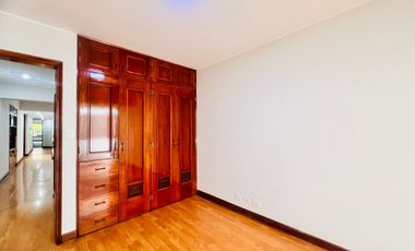 Bello dpto en venta Chacarilla frente a parque