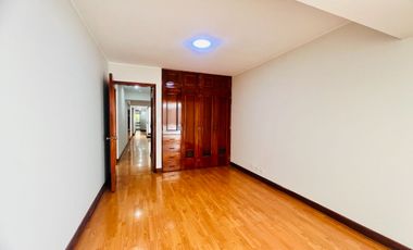 Bello dpto en venta Chacarilla frente a parque