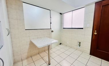 Bello dpto en venta Chacarilla frente a parque