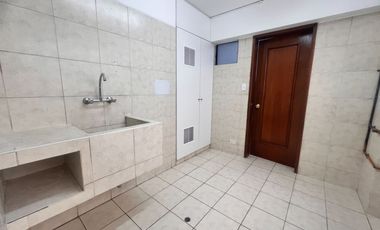 Bello dpto en venta Chacarilla frente a parque