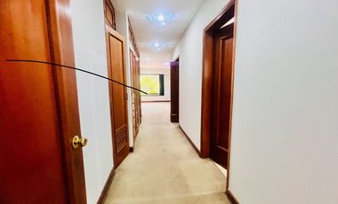 Bello dpto en venta Chacarilla frente a parque