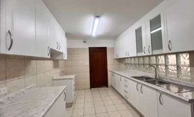 Bello dpto en venta Chacarilla frente a parque