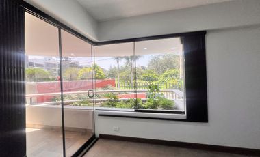 Bello dpto en venta Chacarilla frente a parque
