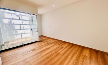 Bello dpto en venta Chacarilla frente a parque
