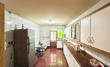Se vende casa comercial, uso residencial, 17 piezas y 6 baños, frente a UTAL, Curicó