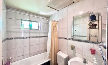 Se vende casa comercial, uso residencial, 17 piezas y 6 baños, frente a UTAL, Curicó