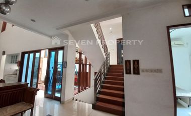 For Sale : Beautiful 2-Story Semi-Furnished Rental House with Freehold Title in Kota Wisata Cibubur - Land Size: 200 m², Building Size: 300 m²