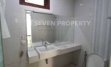 For Sale : Beautiful 2-Story Semi-Furnished Rental House with Freehold Title in Kota Wisata Cibubur - Land Size: 200 m², Building Size: 300 m²