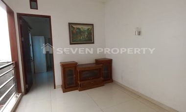 For Sale : Beautiful 2-Story Semi-Furnished Rental House with Freehold Title in Kota Wisata Cibubur - Land Size: 200 m², Building Size: 300 m²