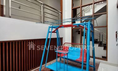 For Sale : Beautiful 2-Story Semi-Furnished Rental House with Freehold Title in Kota Wisata Cibubur - Land Size: 200 m², Building Size: 300 m²