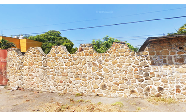SE VENDE CASA CON TERRENO GRANDE