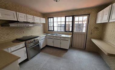 Hermosa Residencia 415 m2 de construcción y 648 m2 de Terreno Tipo Early American