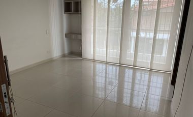 Casa Unifamiliar de dos niveles en Alquiler