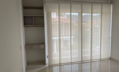 Casa Unifamiliar de dos niveles en Alquiler