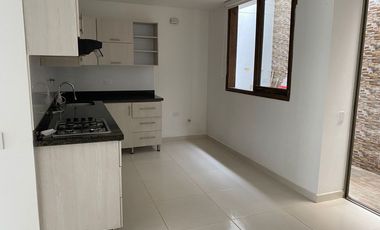 Casa Unifamiliar de dos niveles en Alquiler
