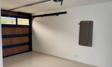 Casa Unifamiliar de dos niveles en Alquiler