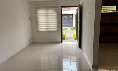 Casa Unifamiliar de dos niveles en Alquiler