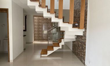 Casa Unifamiliar de dos niveles en Alquiler