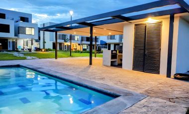 CASA CON ALBERCA Y GYM CERCA DE CUERNAVACA EN VENTA