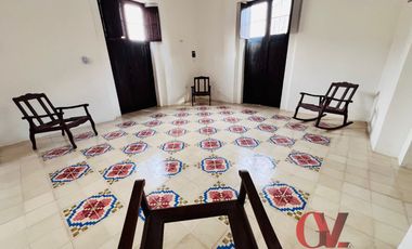 CASA EN ESQUINA RECIEN REMODELADA EN EL CENTRO DE MERIDA