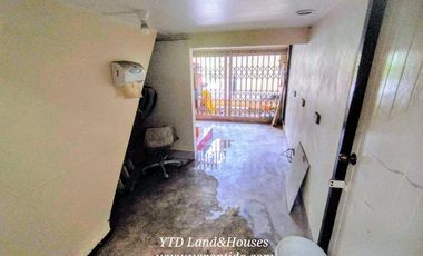 For sale: 2-storey house in Soi Pracha Uthit 33 for those looking for investment (facing west)