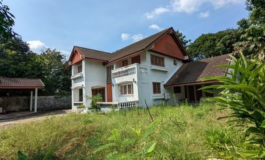 Single house with 4 bedroom 3 bathroom about 250 sq m. with big balcony, maid quarter big garden with big garden partly furnished in Chuanchuen Parkvi