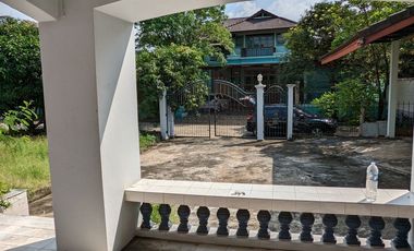 Single house with 4 bedroom 3 bathroom about 250 sq m. with big balcony, maid quarter big garden with big garden partly furnished in Chuanchuen Parkvi