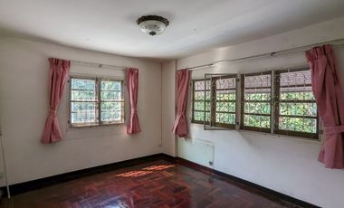 Single house with 4 bedroom 3 bathroom about 250 sq m. with big balcony, maid quarter big garden with big garden partly furnished in Chuanchuen Parkvi