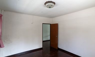 Single house with 4 bedroom 3 bathroom about 250 sq m. with big balcony, maid quarter big garden with big garden partly furnished in Chuanchuen Parkvi