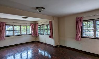 Single house with 4 bedroom 3 bathroom about 250 sq m. with big balcony, maid quarter big garden with big garden partly furnished in Chuanchuen Parkvi
